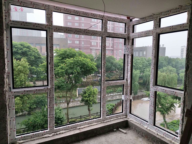 徐州華潤(rùn)橡樹(shù)灣鋁包木門窗安裝現(xiàn)場(chǎng)